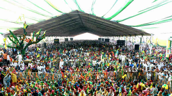 வெளியே வந்தார் வெளியே வந்தார்