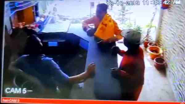 காட்டி கொடுத்த ஸ்வீட் பாக்ஸ் 