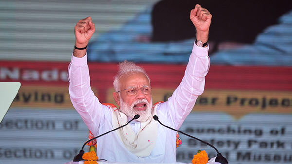 யோகக்காரர் மோடி