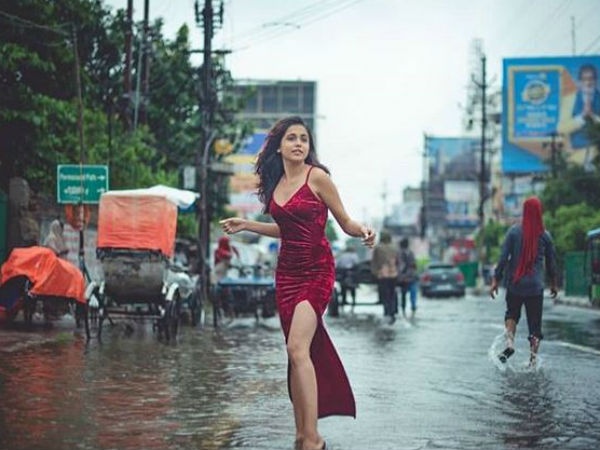 வெள்ளம் வடியவில்லை 