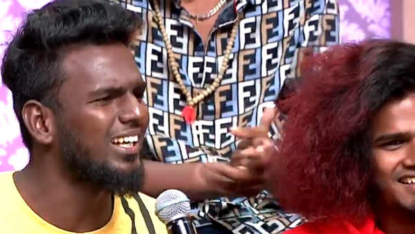 இளம்பெண் ஒருவர் 