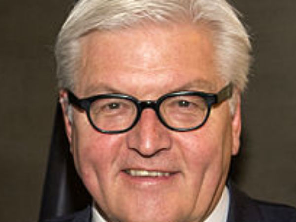 பூங்கொத்துகள் வைத்து மரியாதை 