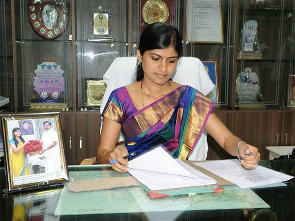 முதல் பெண் ஆட்சியர் 