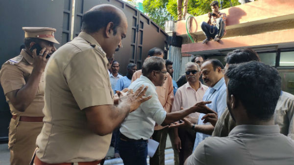 பூட்டு போட்டனர் 