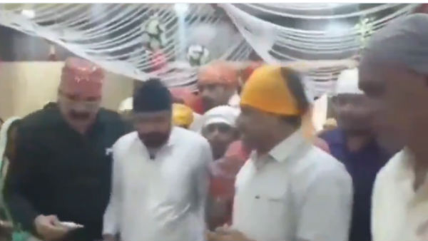 Video of Woman officer touches Madhya Pradeshs ministers feet Video of Woman officer touches Madhya Pradeshs ministers feet
