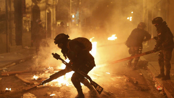 வலுக்கும் போராட்டம் 