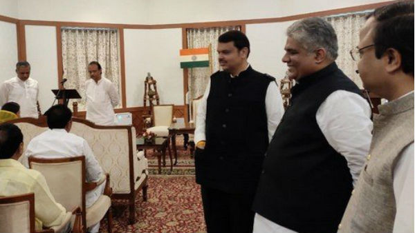 ஆட்சி அமைக்க 