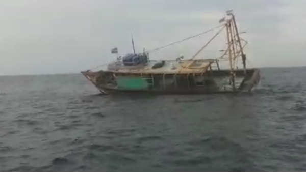 fishing boat drowned in puducherry sea