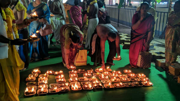 மிளகு தீபம் ஏற்றிய பக்தர்கள்