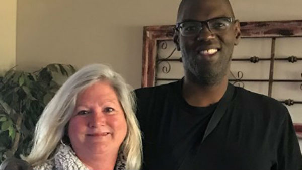 ஒட்டுதலுடன் பழகும் ஜோனாதன் 