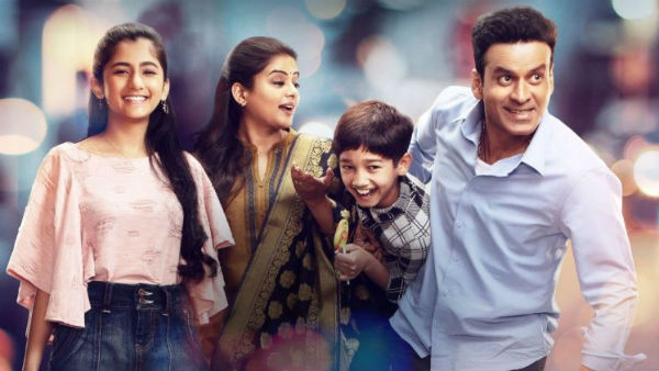 பார்க்கும் இளைஞர்கள் 