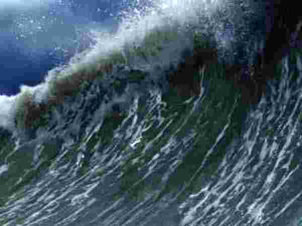 கருவறையில் மீனவ பெண்கள்