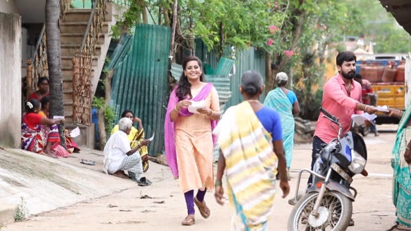 கூட்டத்தில் முதியோர் 