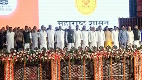 வெளியேறி வருகிறது 