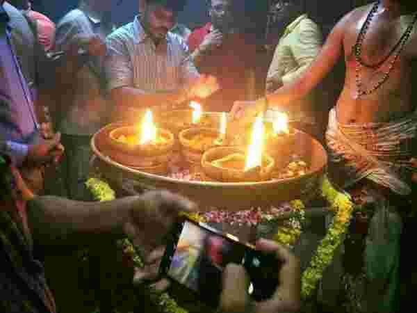 16 தீபங்களின் தரிசனம்