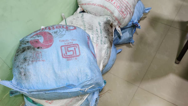 காத்திருந்தார் 