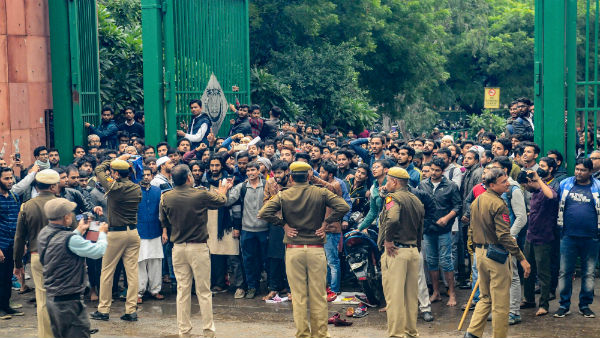 மாணவர்கள் காயம் மாணவர்கள் காயம்