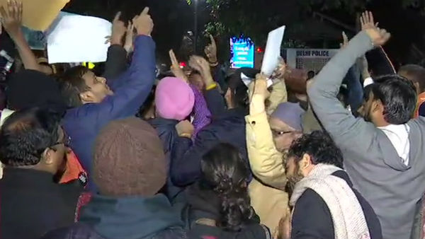 அழைத்தனர் 