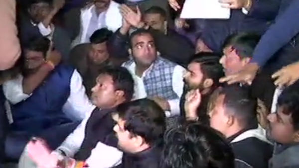 அதே போல் நடத்தினர் 