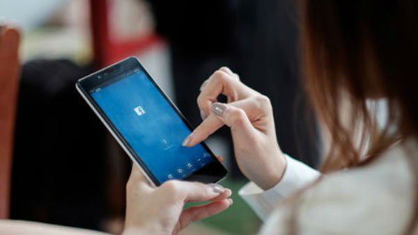 ஆளுக்கு ஒரு போன் 