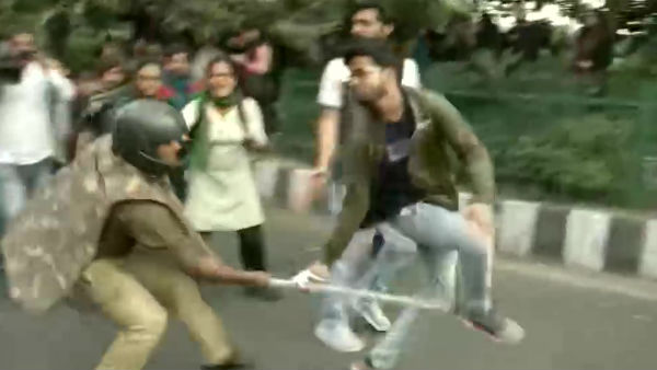 Protest in JNU: Police did lathi-charge to students were marching towards Rashtrapati Bhawan Protest in JNU: Police did lathi-charge to students were marching towards Rashtrapati Bhawan