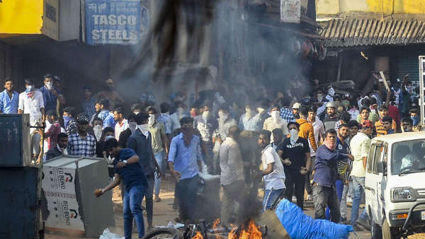 அமைதியாக இருக்கிறோம் 