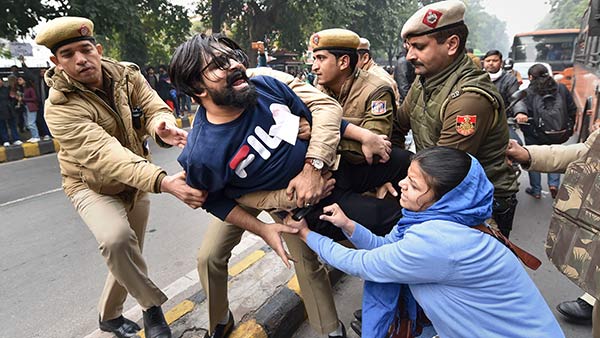 போலிஸ் கட்டுப்பாடு 