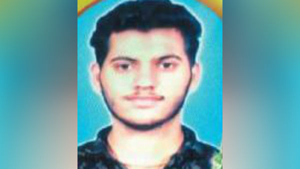 அரைநிர்வாண கோலம் 