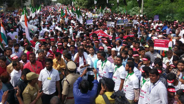 நீளமான தேசியக் கொடி 