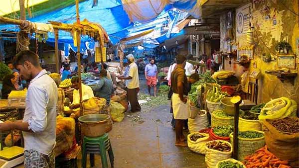traders beat coolie for stealing onion bag 