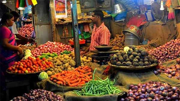 traders beat coolie for stealing onion bag 