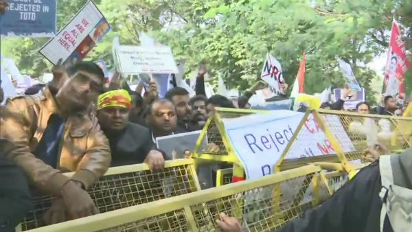 சட்டசபைக்கு வெளியே போராட்டம் 