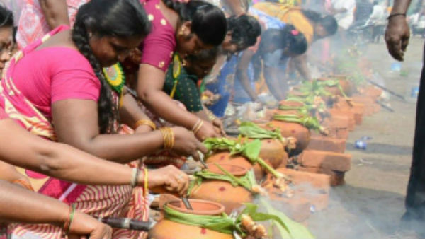 விளக்கேற்றும் மக்கள்