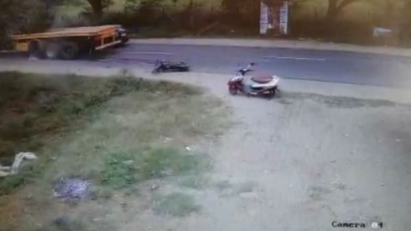 லாரி மோதியது லாரி மோதியது