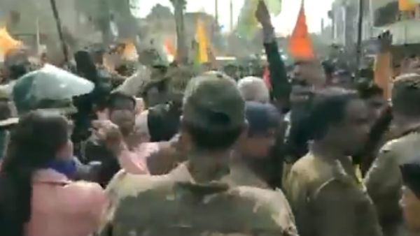 போலீஸ் பாதுகாப்பு 