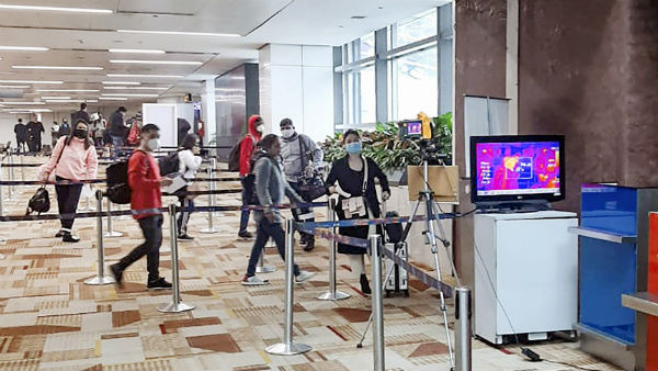 கடைகளை மூடியது 