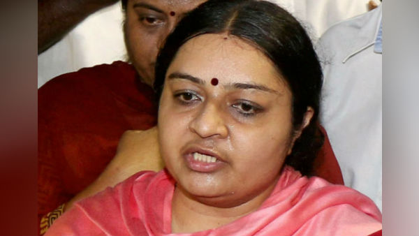 கெத்தாக கையசைத்த தீபா 