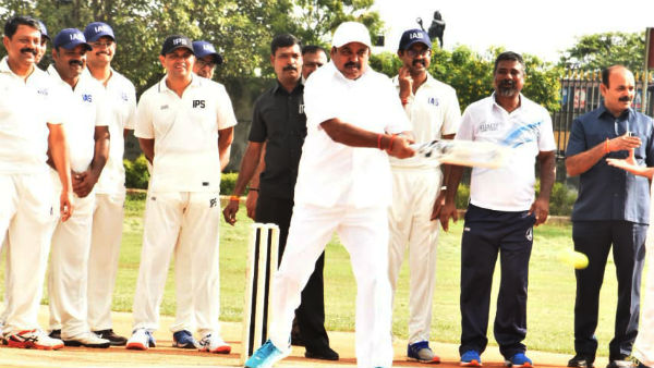 கிரிக்கெட் விளையாடிய முதல்வர் 