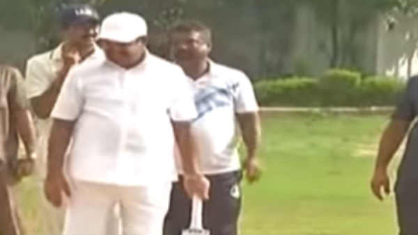 பந்து வீசிய அமைச்சர் 