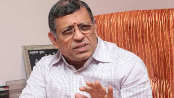 என்ன கட்டுரை எழுதுகிறார் 