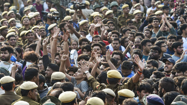 இட்டதுசாரிகள் மீது தாக்குதல் 