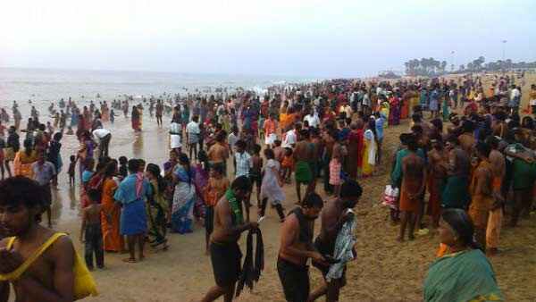 Lakhs of People take dip in sea on Thai Amavasai Lakhs of People take dip in sea on Thai Amavasai