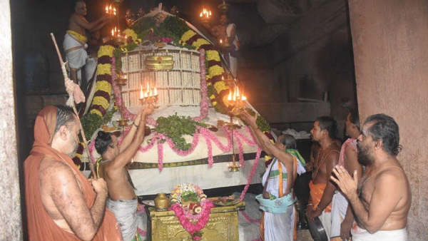 மாட வீதிகளில் ஊர்வலம் மாட வீதிகளில் ஊர்வலம்