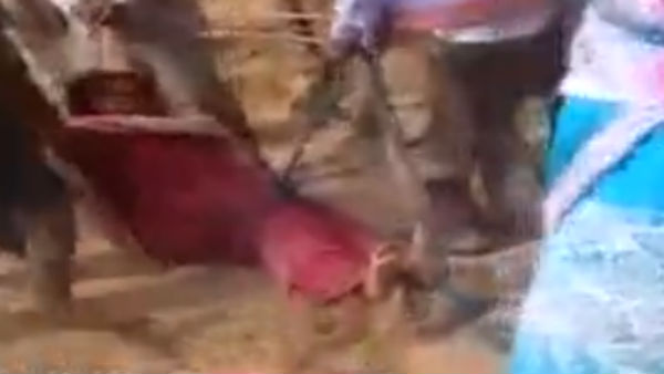 தரையில் இழுத்தனர் தரையில் இழுத்தனர்