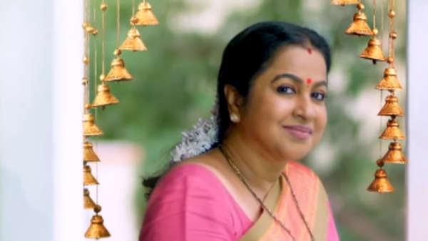 சாரதா டீச்சராக 