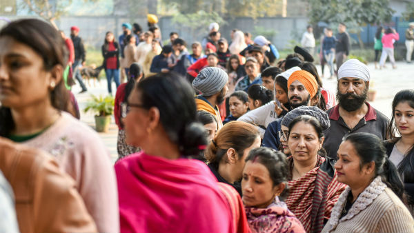 காத்திருக்கும் மக்கள் 