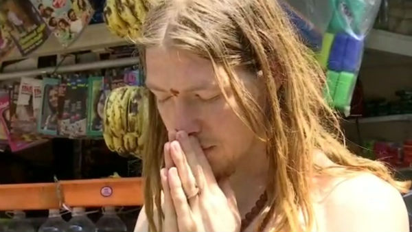 பிச்சை எடுக்கிறார் 