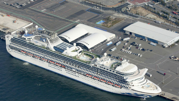 நடுக்கடலில் கப்பல் 