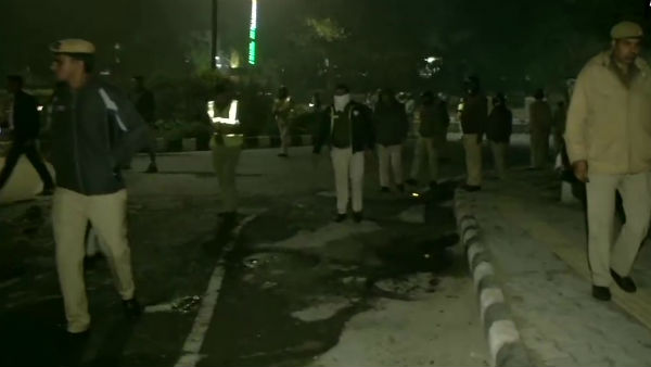 Protestors outside Delhi CM Arvind Kejriwals residence 
