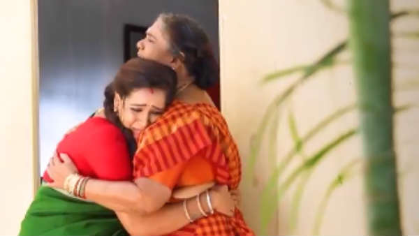 கட்டிக்கொள்ளும் தேன்மொழி 